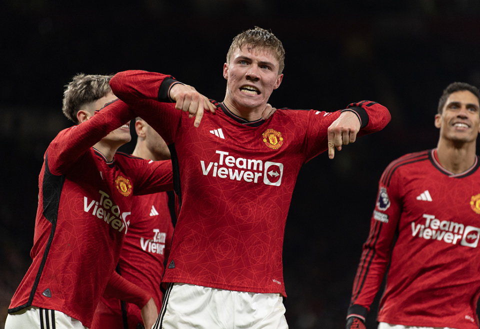 开云体育 APP 下载-今夜曼联调整名单以备意甲，状态回暖环节打磨，球迷炸锅，身体对抗强度拉满(曼联球迷和利物浦球迷)